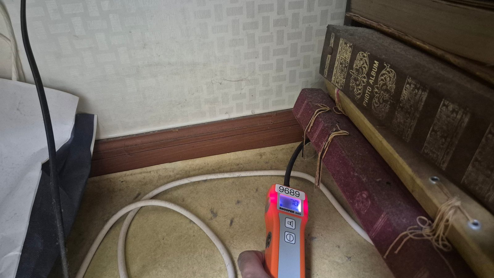 수도요금이 갑자기 올랐다면 계량기부터 삼각산동 누수탐지 가스 감지기로 배관 주변을 훑으며 반응을 확인하는 모습